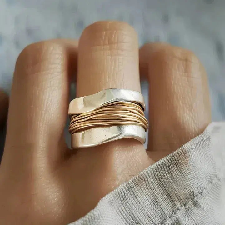 Anello Argentato con Fili Dorati