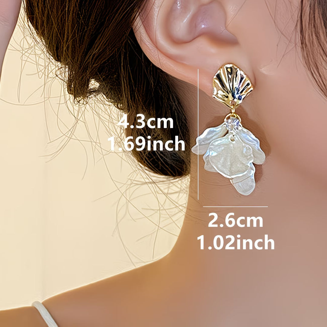Gli Orecchini a Perla con Petali Ghiacciati