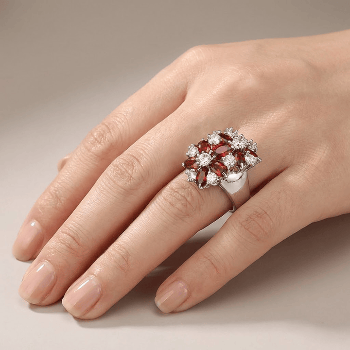 ANELLO A FIORE color argento CON CLUSTER DI GRANATO ROSSO