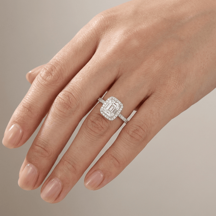 ANELLO HALO color argento CON ZIRCONIA TAGLIO EMERALD
