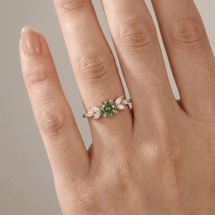 ANELLO SOTTILE A FOGLIA color oro CON PERIDOTO VERDE