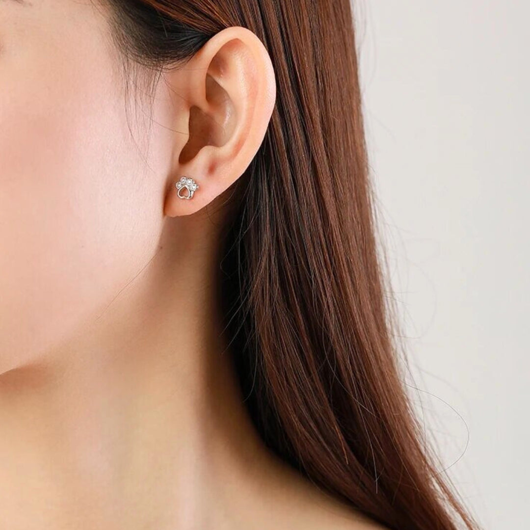 Orecchini a Bottone a Forma di Zampa color argento – Con Zirconia Scintillanti