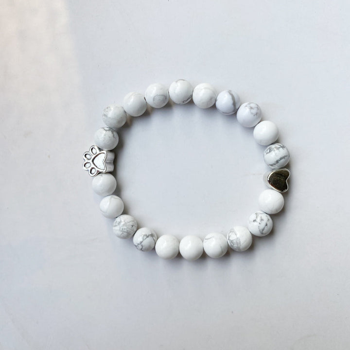Bracciale in Pietre Naturali con Charm a Forma di Zampa e Cuore – Design Artigianale