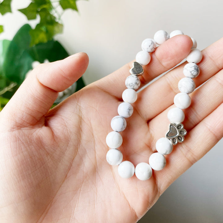 Bracciale in Pietre Naturali con Charm a Forma di Zampa e Cuore – Design Artigianale