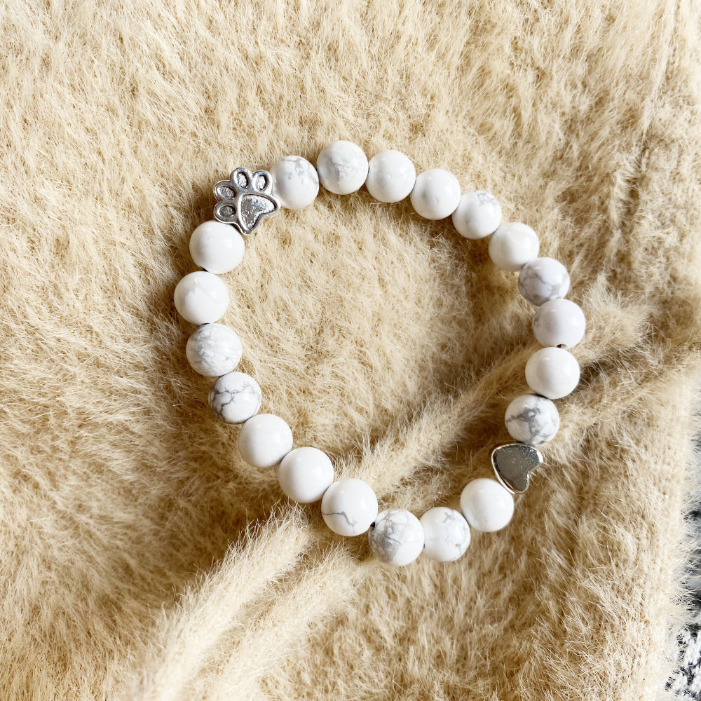 Bracciale in Pietre Naturali con Charm a Forma di Zampa e Cuore – Design Artigianale