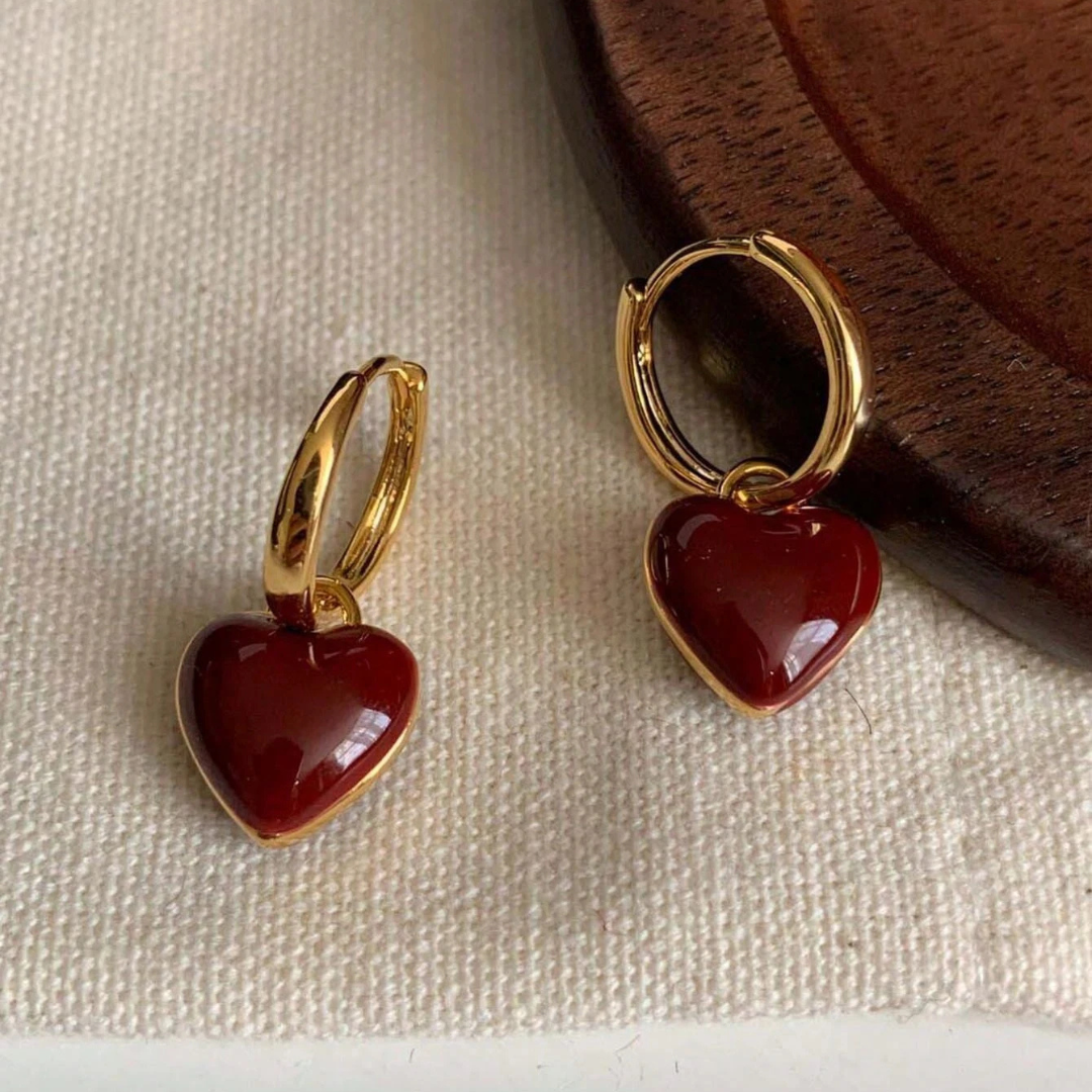 Orecchini a cerchio color oro con cuore rosso