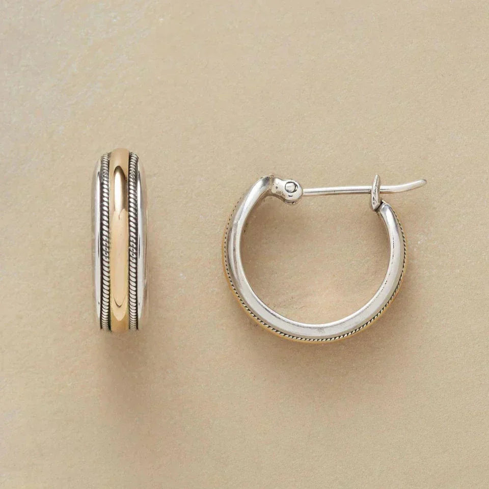 Orecchini a cerchio color argento con linea dorata vintage