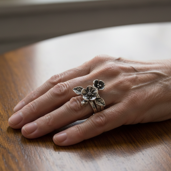 Anello a strati color argento con fiori vintage