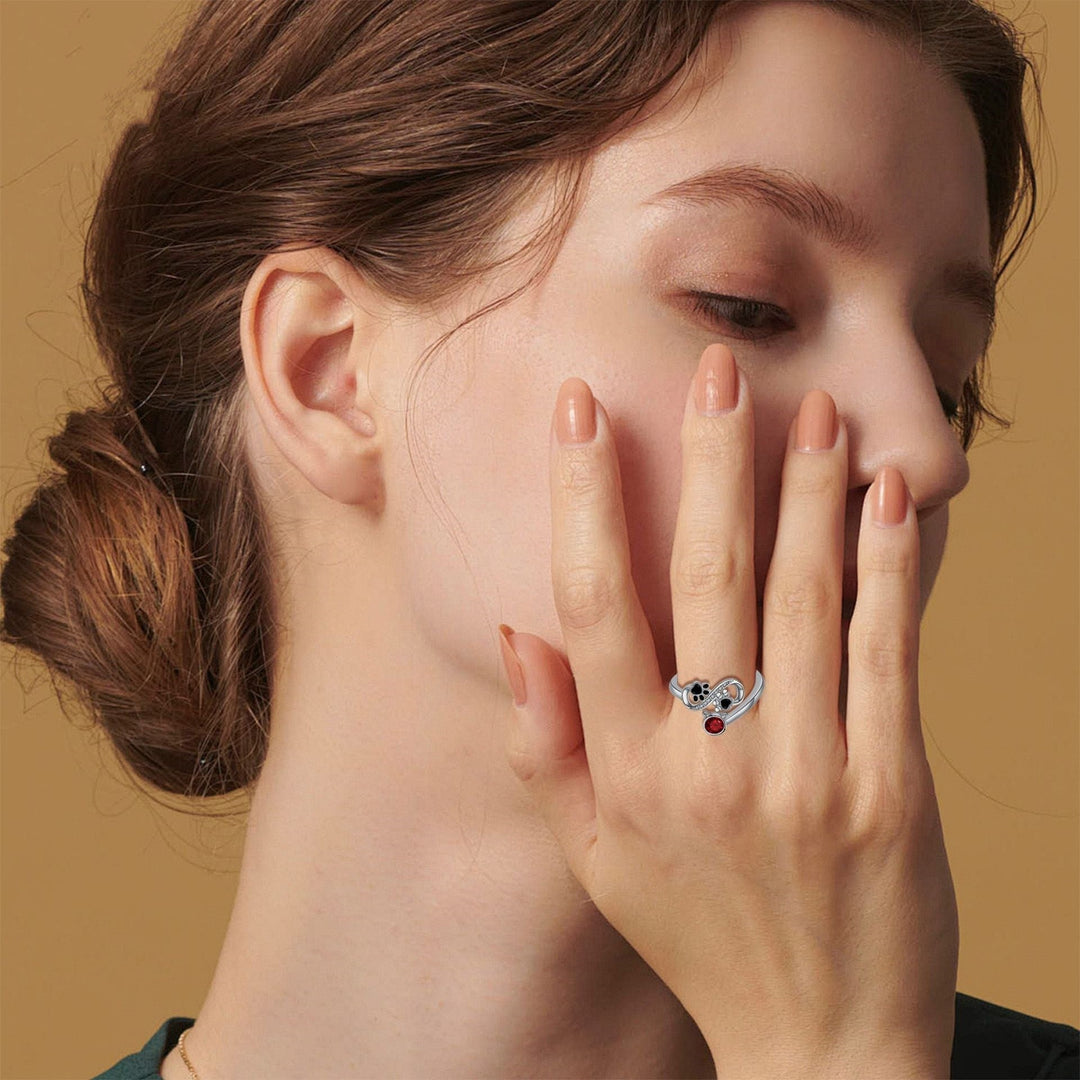 Anello Regolabile con Impronta Nera e Gemma Rossa