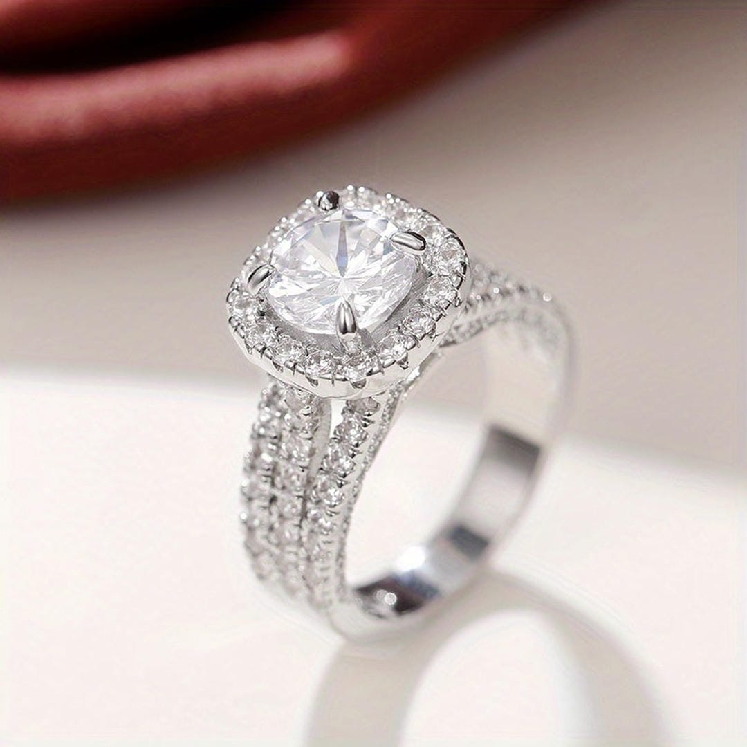 Anello Dichiarativo con Pavé a Halo a Cuscino