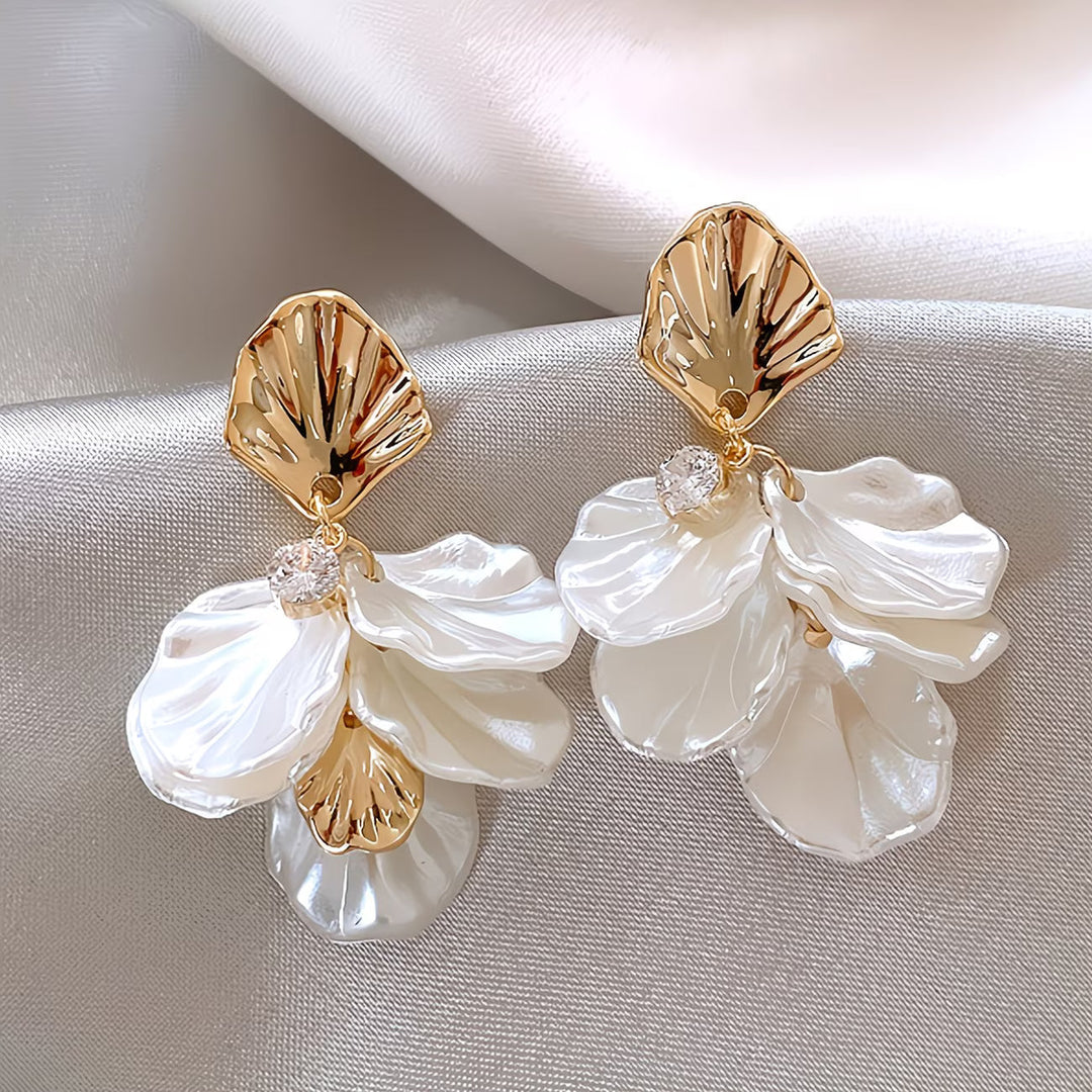Gli Orecchini a Perla con Petali Ghiacciati