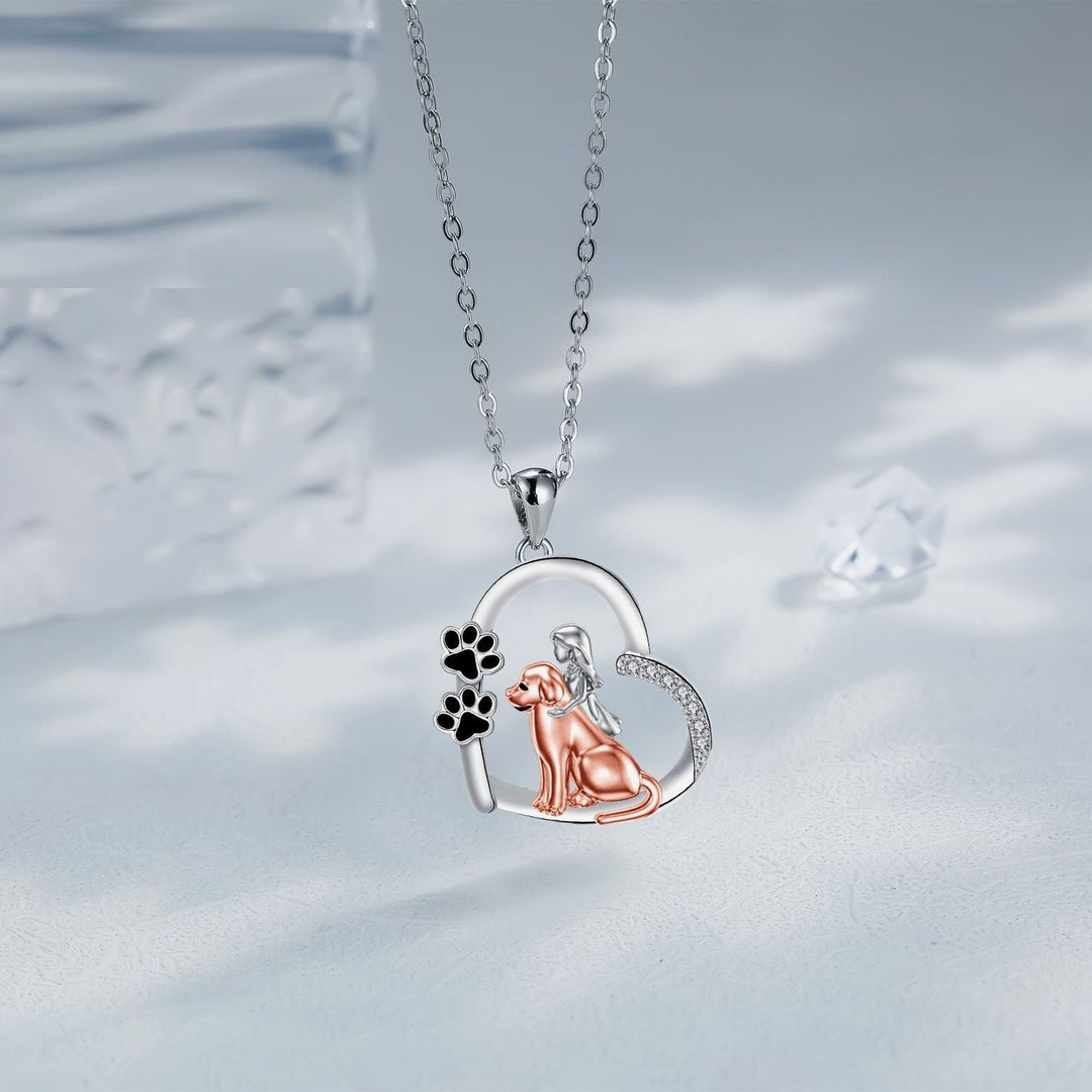 Collana a forma di cuore con cane e ragazza