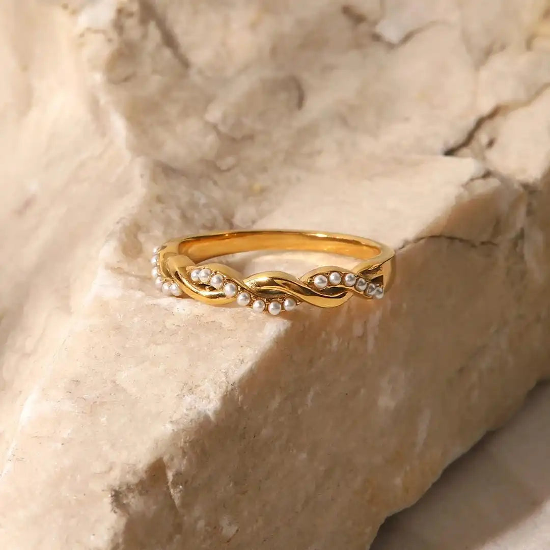 Anello Impilabile in Perle Dorate Sottile
