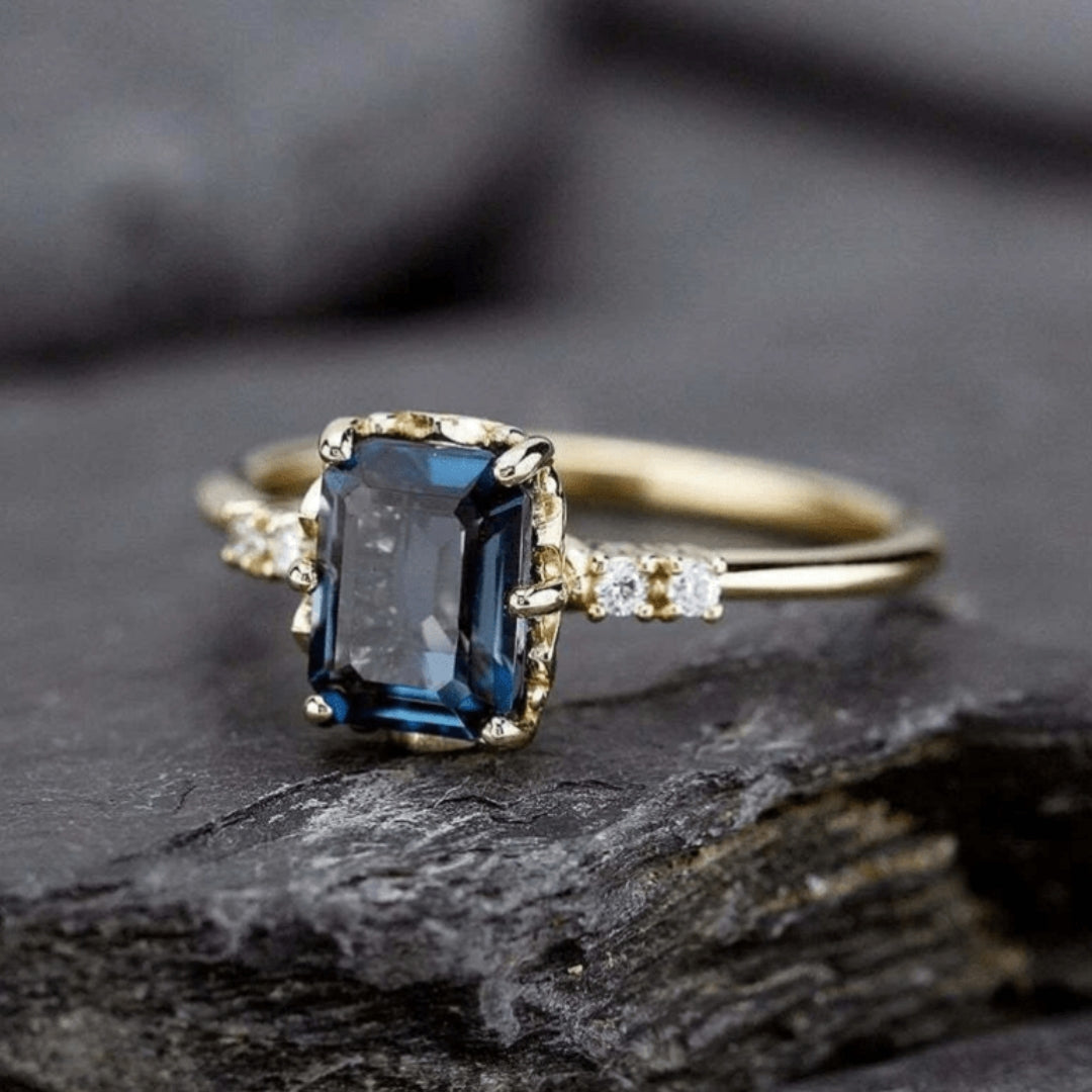 Anello Vintage in Cristallo Blu e color oro
