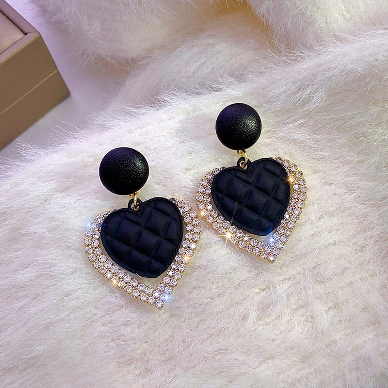 Orecchini a forma di cuore color oro nero