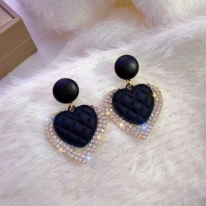 Orecchini a forma di cuore color oro nero