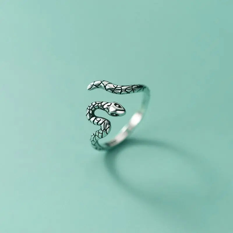 Anello a forma di serpente color argento