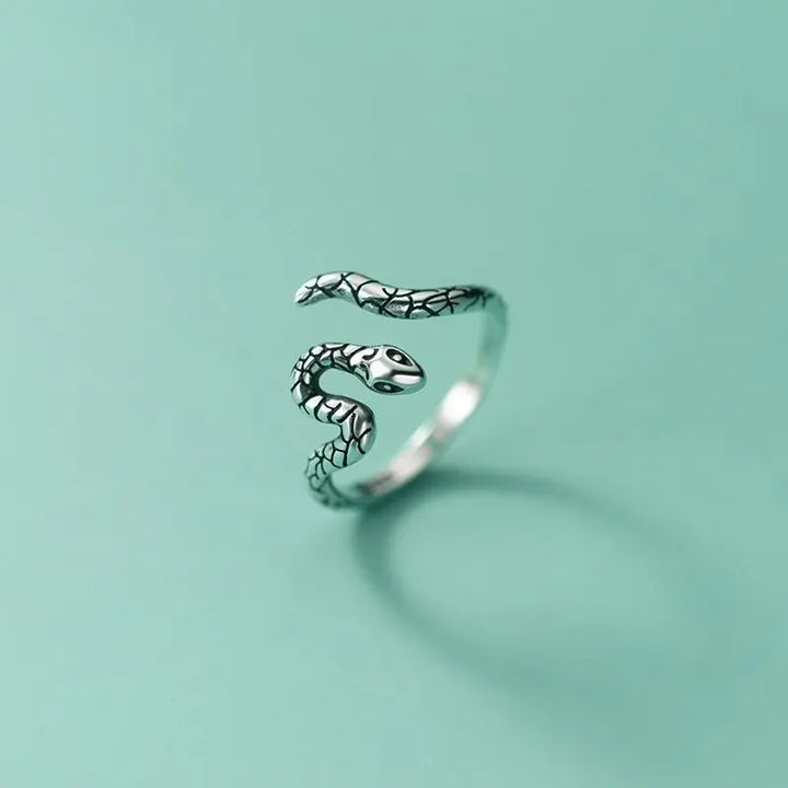 Anello a forma di serpente color argento