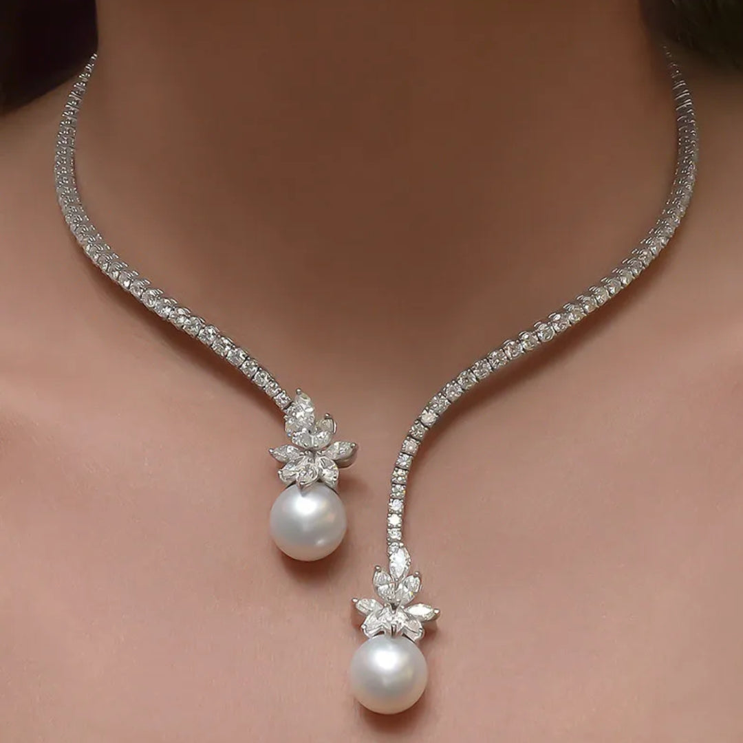 Collana elegante e lucente in perle realizzata color argento
