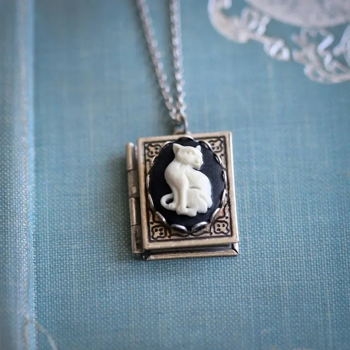 Collana con Pendente a Forma di Libro Vintage con Gatto – Design con Pagine Rotanti