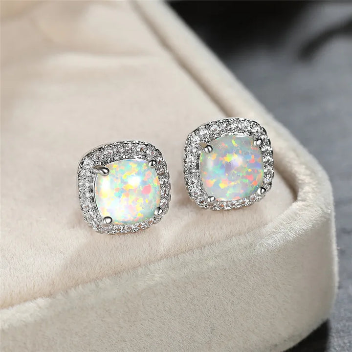 Orecchini Eleganti color argento con Opale Bianco Rotondo