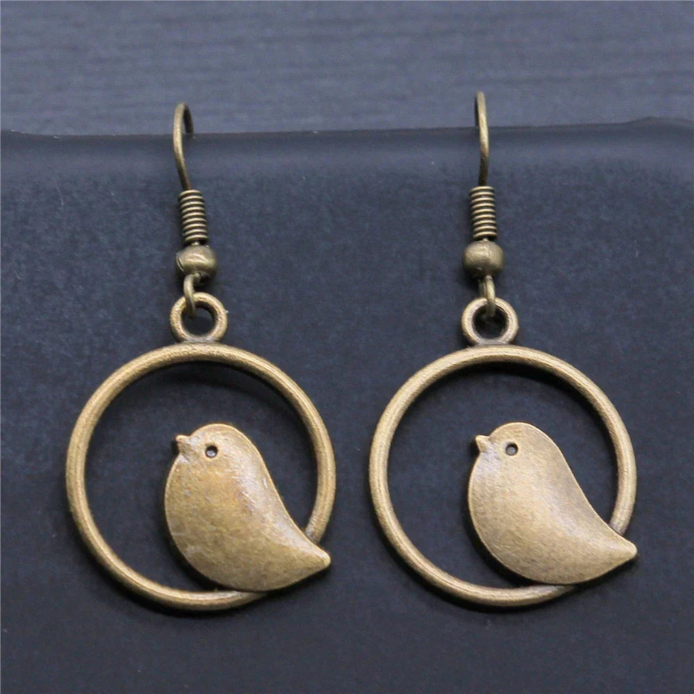Orecchini a pendente con charm di uccello vintage – Gioielli boho fatti a mano