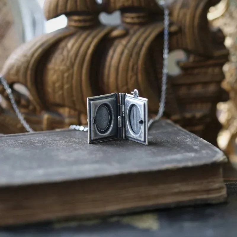 Collana con Pendente a Forma di Libro Vintage con Gatto – Design con Pagine Rotanti