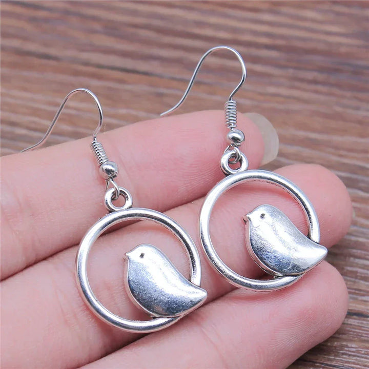 Orecchini a pendente con charm di uccello vintage – Gioielli boho fatti a mano