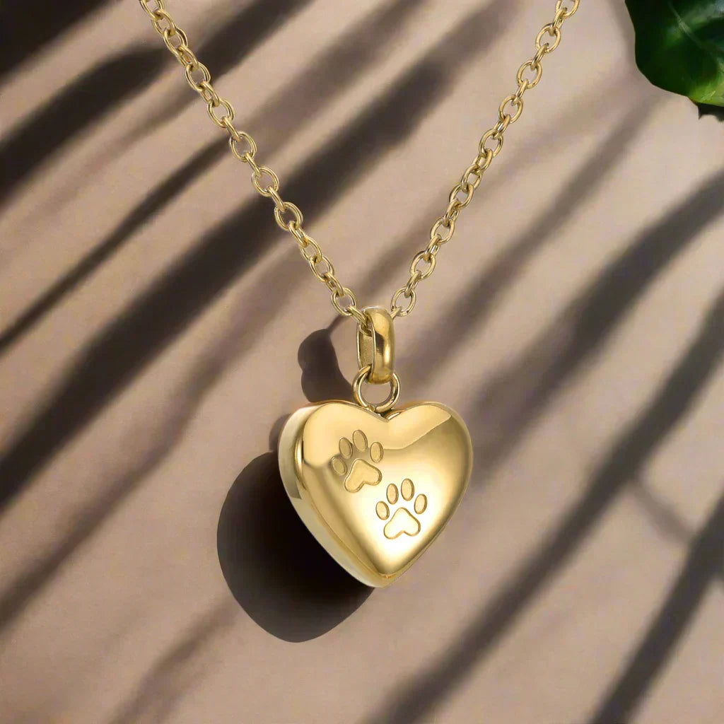 Collana in Memoria per Animali Domestici – Pendente a Forma di Cuore con Incisione di Zampa