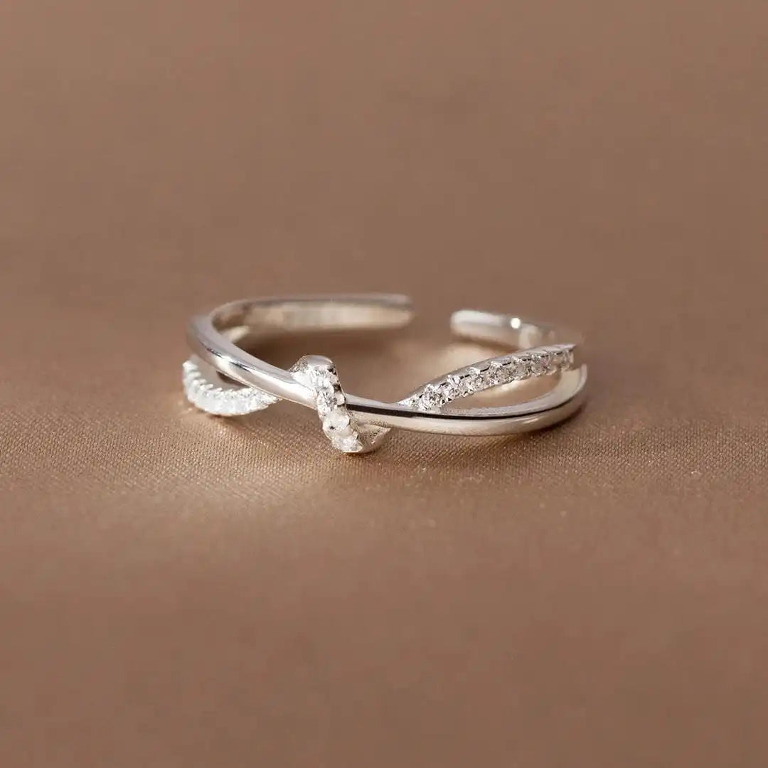 Anello Classico con Nodo Incrociato