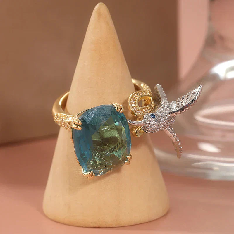 Anello Regolabile Colore Acquamarina con Colibrì – Placcato Oro