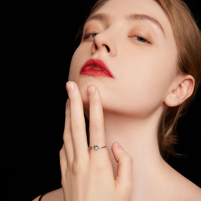 Anello a forma di zampa color argento – Regolabile con zirconia e smalto