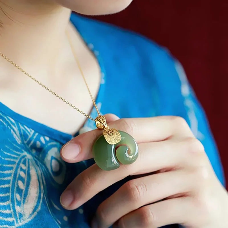 Collana con pendente a forma di elefante in giada Hetian – Catena placcata color oro per donne