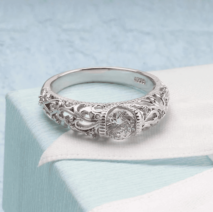 Anello Elegante in Argento con Zirconia