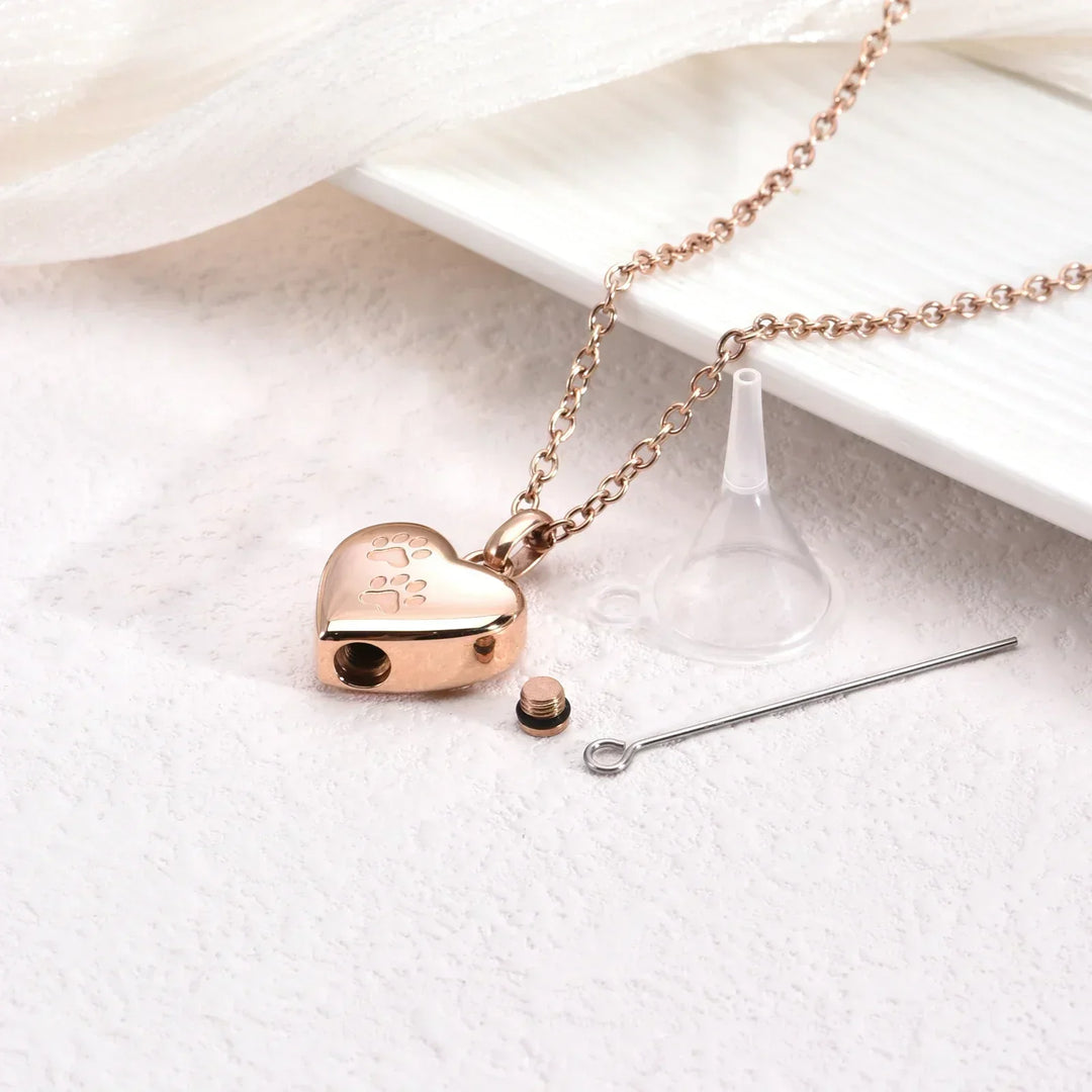Collana in Memoria per Animali Domestici – Pendente a Forma di Cuore con Incisione di Zampa