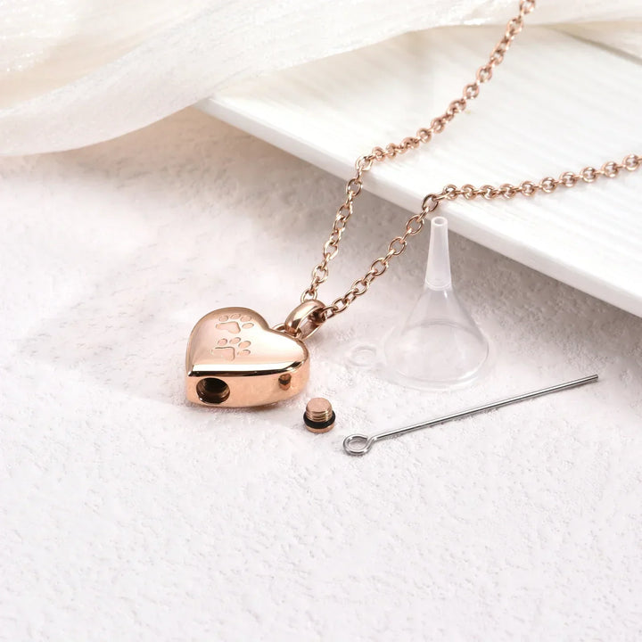 Collana in Memoria per Animali Domestici – Pendente a Forma di Cuore con Incisione di Zampa