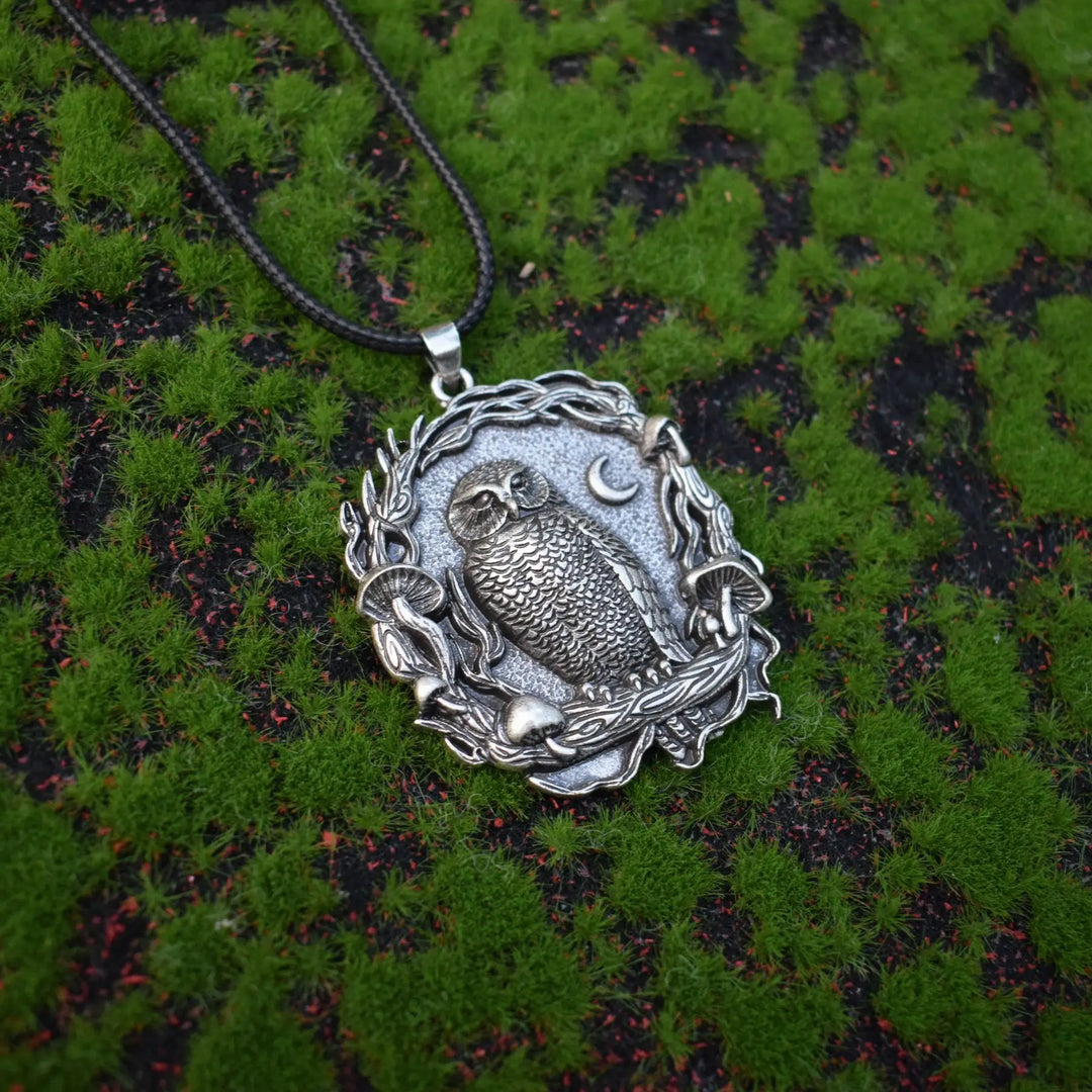 Ciondolo a Forma di Gufo Mistico con Collana a Forma di Fungo Lunare