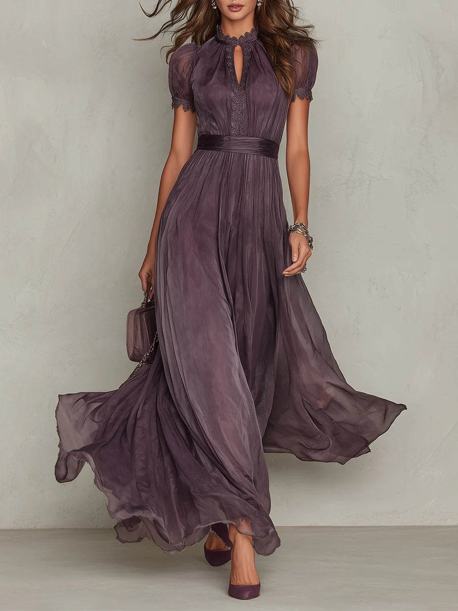 ESSENZIALE - Flavia • Abito Lungo Viola con Scollatura a Chiave e Bordo in Pizzo di Chiffon