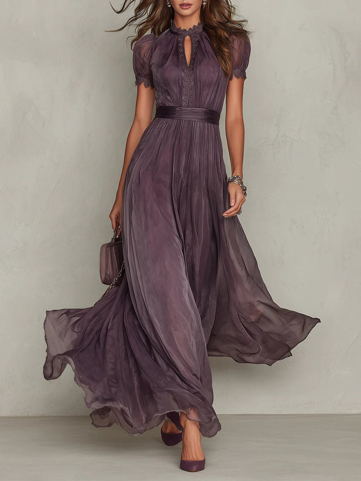 ESSENZIALE - Flavia • Abito Lungo Viola con Scollatura a Chiave e Bordo in Pizzo di Chiffon