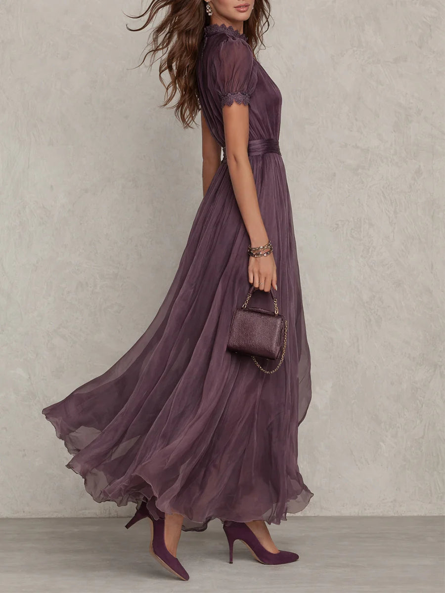 ESSENZIALE - Flavia • Abito Lungo Viola con Scollatura a Chiave e Bordo in Pizzo di Chiffon