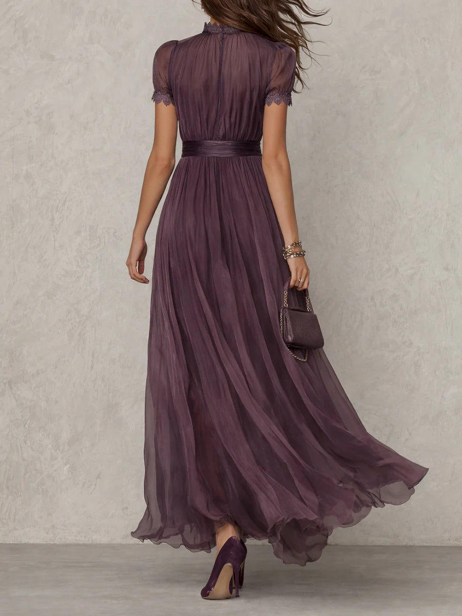 ESSENZIALE - Flavia • Abito Lungo Viola con Scollatura a Chiave e Bordo in Pizzo di Chiffon