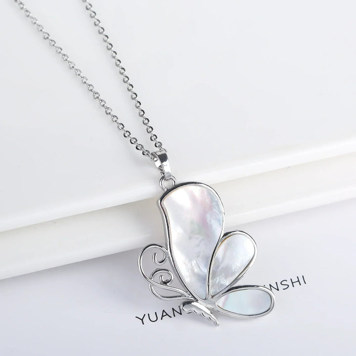 Collana con Pendente a Farfalla in Conchiglia Naturale