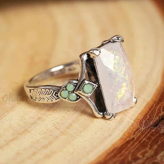 Anello color argento con Opale Bianco Vintage