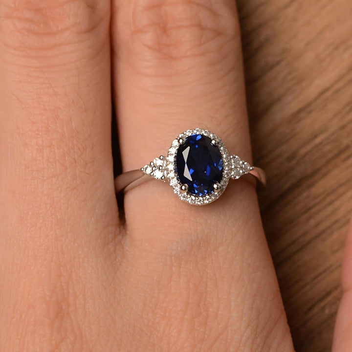 Anello Ovale in Pietra Blu Maestoso di Mezzanotte