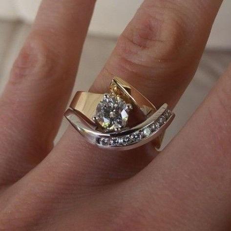 Anello Vintage Irregolare color oro e color argento Zirconia