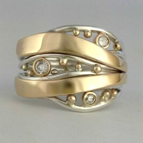 Anello in Zirconia Dorata Ondulata in Stile Vintage