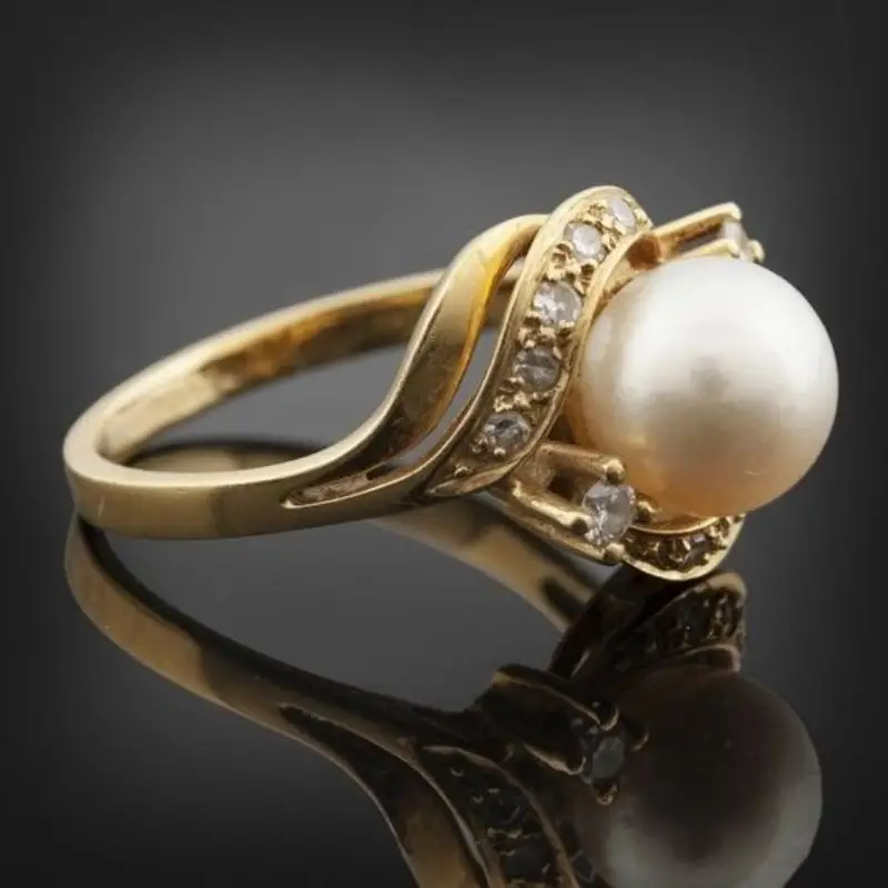 Anello Elegante con Perla e color oro Brillante