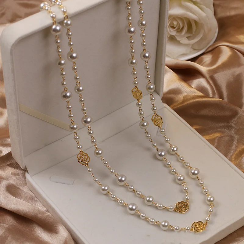 Collana elegante color oro con perle
