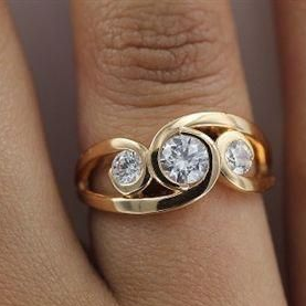Anello color oro Spirale con Zirconia Intarsiata Vintage