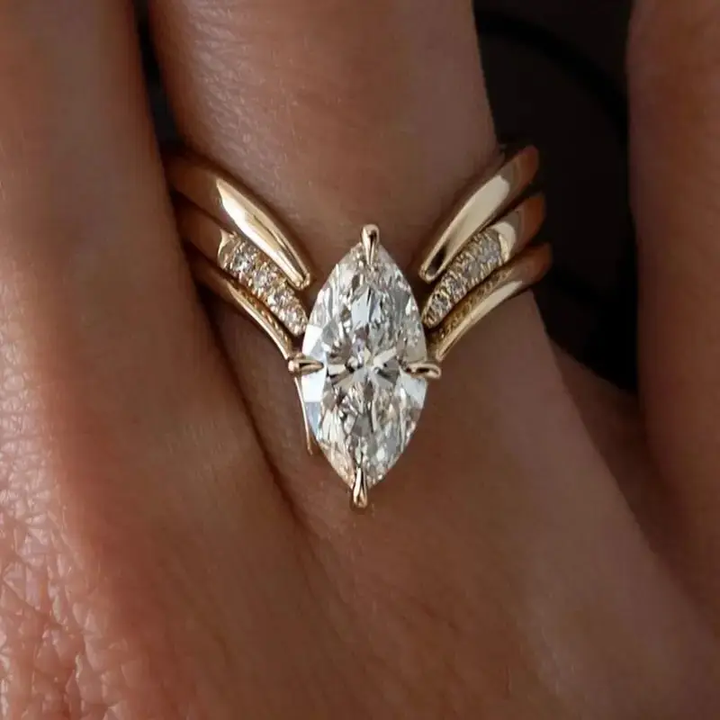 Anello color oro a Corona